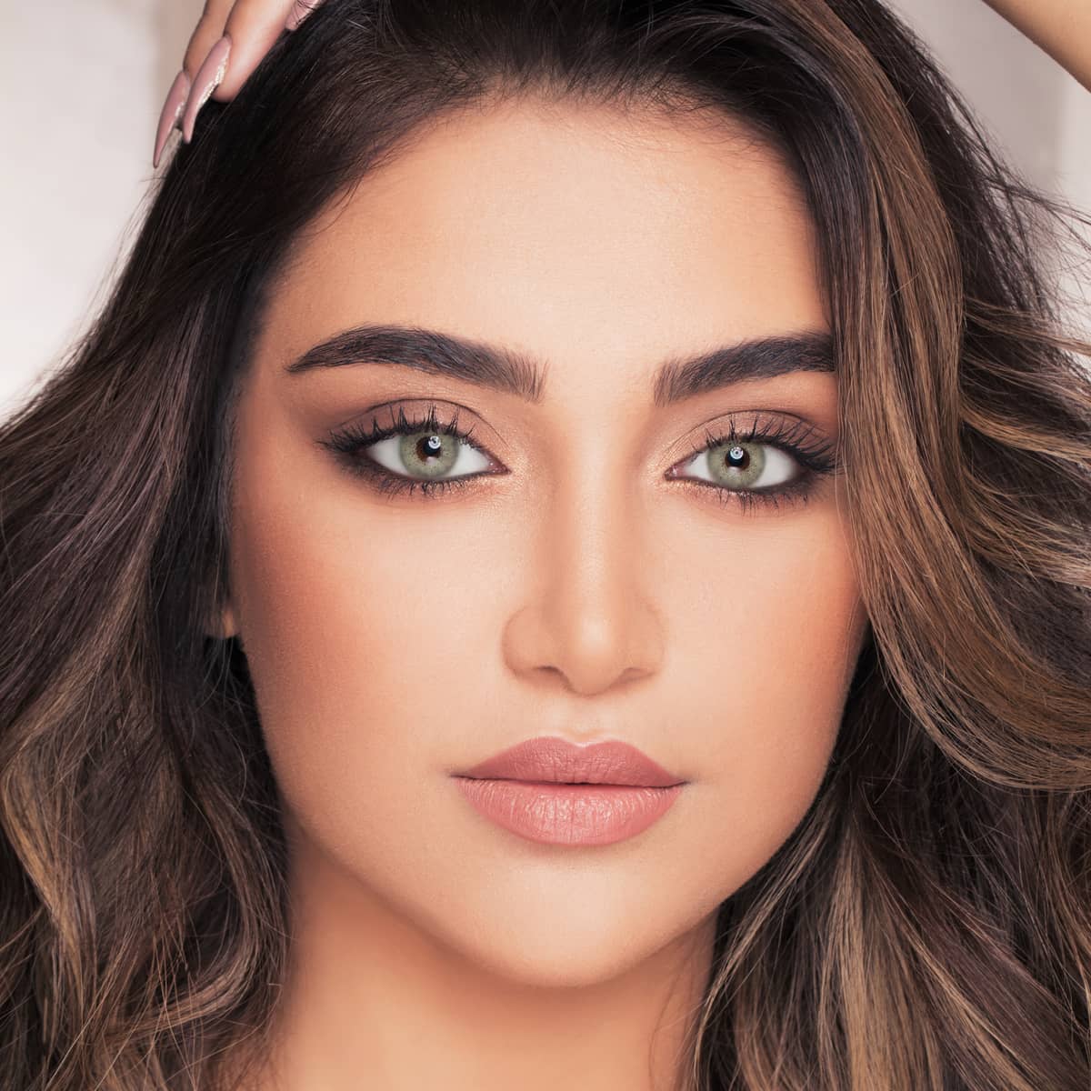 أفضل العدسات اللاصقة الملونة للعيون الزرقاء: أحدث الصيحات والنصائح لعام ٢٠٢٥